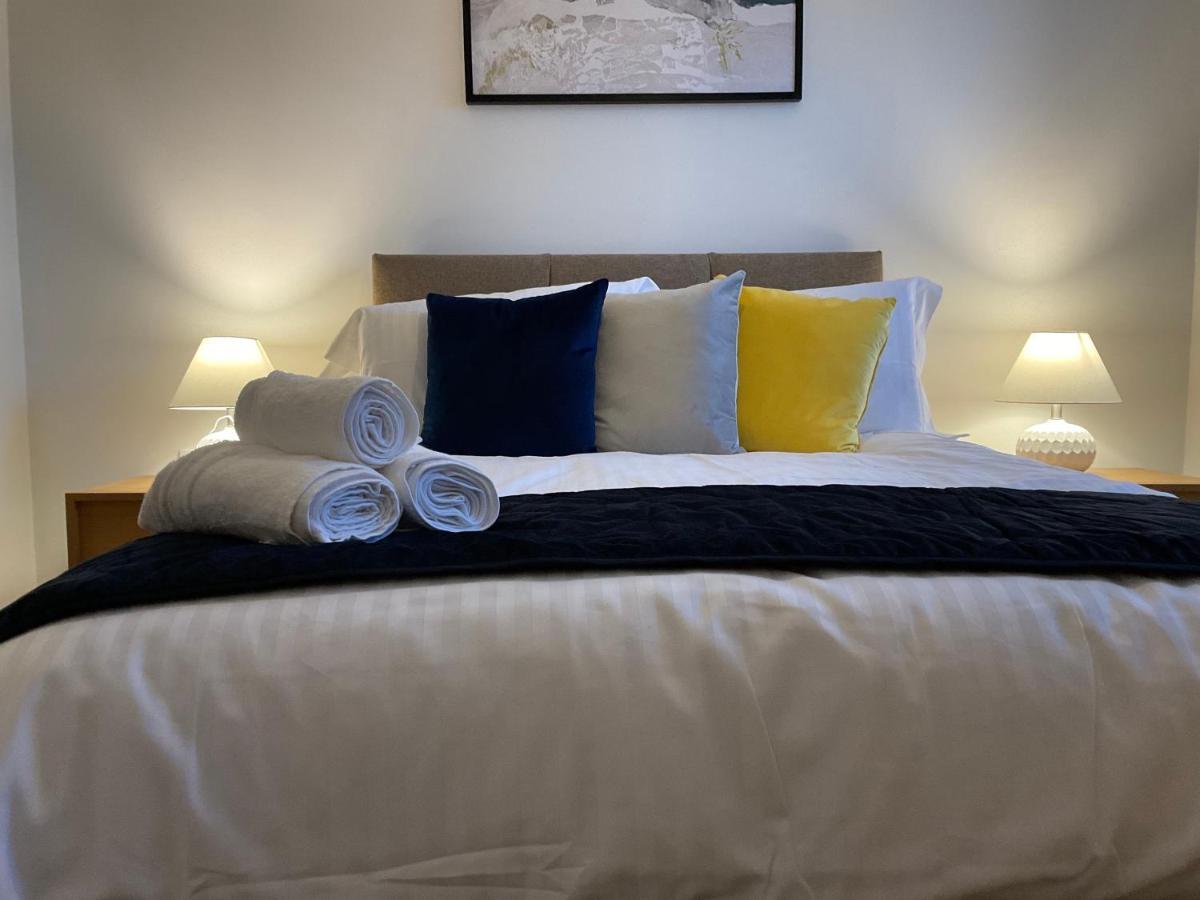 Modern 2 Bed Apt In Egham High Street, With Private Parking And Wifi Apartment Ngoại thất bức ảnh