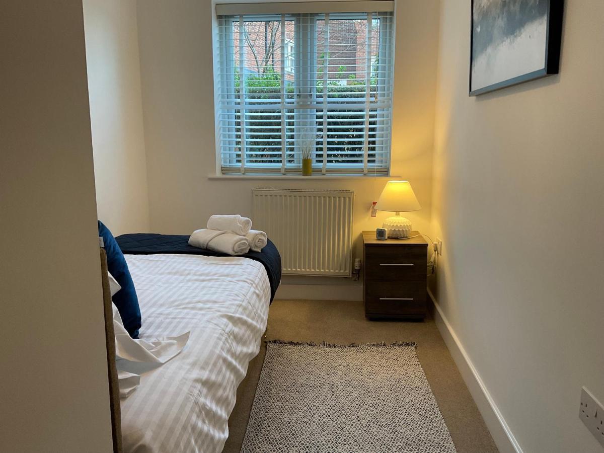 Modern 2 Bed Apt In Egham High Street, With Private Parking And Wifi Apartment Ngoại thất bức ảnh